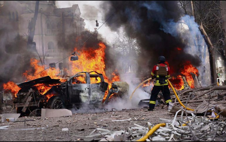 Rescatistas ucranianos trabajan en la zona del impacto de un misil en el centro de Sumy, tras un ataque ruso ocurrido la mañana del domingo. EFE