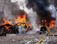 Rescatistas ucranianos trabajan en la zona del impacto de un misil en el centro de Sumy, tras un ataque ruso ocurrido la mañana del domingo. EFE