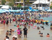Turistas disfrutan en una playa este lunes, en Acapulco. EFE/D. GUZMÁN