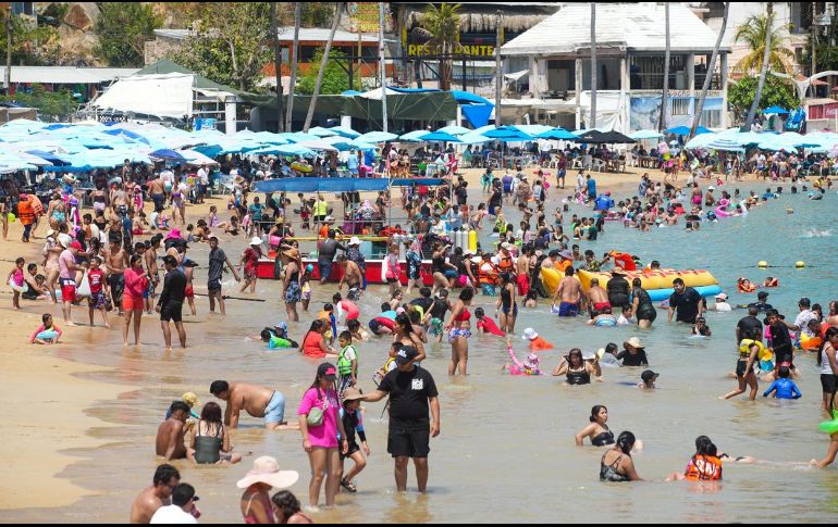 Turistas disfrutan en una playa este lunes, en Acapulco. EFE/D. GUZMÁN