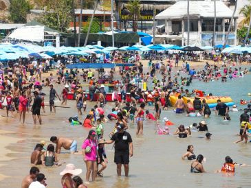 Turistas disfrutan en una playa este lunes, en Acapulco. EFE/D. GUZMÁN