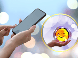 Hay personas que, incluso mientras están comiendo o en convivencia con sus familias y amigos, no sueltan el móvil en ningún momento. ESPECIAL