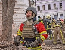 Rescatistas ucranianos trabajan entre los escombros tras un ataque con cohetes en el centro de Sumy. EFE