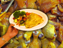 El debate sobre el consumo de la piel del pollo tiene mucho tiempo y existen algunas personas que afirman que lo mejor es hacerla de lado, incluso, recomiendan removerla antes de preparar la carne. EL INFORMADOR / ARCHIVO