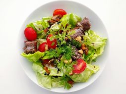 Ensalada: Un platillo que combina verduras, especias, aderezos y proteina. UNSPLASH / T. MELNYCZUK