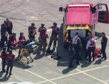 Los alumnos fueron evacuados de la escuela y llevados al estadio del lugar tras el tiroteo. ESPECIAL / X
