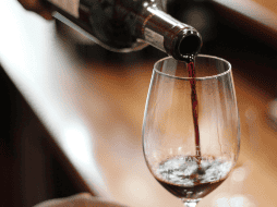 Es fundamental recordar que los beneficios potenciales del vino tinto pueden obtenerse también a través de otros alimentos ricos en antioxidantes. ESPECIAL