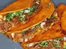 La comida callejera ocupa un lugar importante dentro de la cultura mexicana, pues ofrece experiencias llenas de sabor, accesibles, económicas y rápidas. ESPECIAL/YouTube @De Cocina a Cocina