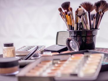El éxito de un maquillaje depende en gran medida de una buena corrección. Pexels