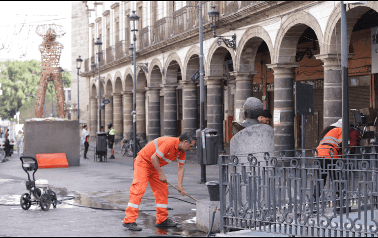 Los Escuadrones de la Limpieza comenzaron trabajos en el Centro Histórico de la ciudad. CORTESÍA.