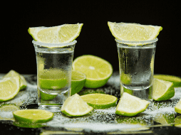 Aunque es ampliamente consumido en fiestas y encuentros sociales, su impacto en la salud ha generado controversia. ESPECIAL