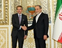 Rafael Grossi, director general del Organismo Internacional de Energía Atómica, al lado de Abás Araqchí, ministro de Asuntos Exteriores de Irán que hoy visitó Rusia. EFE/Ministerio e Exteriores iraní