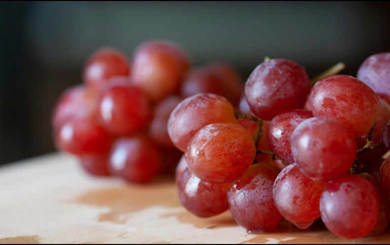 La piel porosa de las uvas, las hace susceptibles a acumular residuos de pesticidas, tierra y otros contaminantes. UNSPLASH / J. YEO