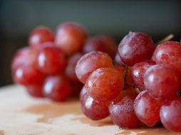 La piel porosa de las uvas, las hace susceptibles a acumular residuos de pesticidas, tierra y otros contaminantes. UNSPLASH / J. YEO