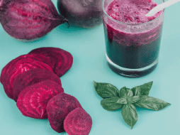 El betabel es fuente natural de nitratos, útiles para regular la presión arteria. Freepik