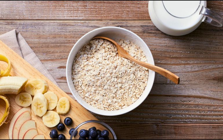 Rica en fibra, la avena puede prepararse con leche baja en grasa o agua y agregar frutas frescas o nueces para darle sabor. ESPECIAL / CANVA