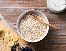Rica en fibra, la avena puede prepararse con leche baja en grasa o agua y agregar frutas frescas o nueces para darle sabor. ESPECIAL / CANVA