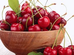 Las cerezas tienen niveles de glucosa muy bajos, por lo que son perfectas para personas con diabetes. ESPECIAL / CANVA