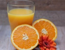 El jugo de naranja es una de las bebidas preferidas por muchas personas. ESPECIAL / CANVA