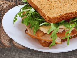 El pan integral es una buena opción frente al pan blanco, de acuerdo a especialistas en nutrición. ESPECIAL / CANVA