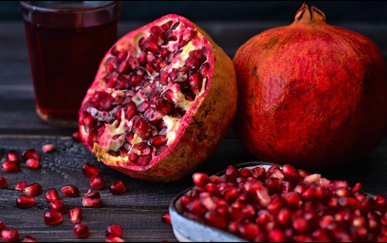 El Gobierno de México destaca que la granada es una fruta llena de propiedades para la salud, al contener grandes cantidades de hierro. ESPECIAL / CANVA
