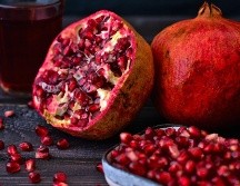 El Gobierno de México destaca que la granada es una fruta llena de propiedades para la salud, al contener grandes cantidades de hierro. ESPECIAL / CANVA