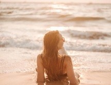Descubre como cuidar tu cabello mientras disfrutas de las olas del mar. PEXELS