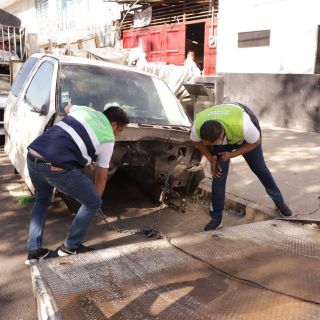 Guadalajara retira autos abandonados en vía pública