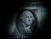 Desde mediados de enero, el dólar ha perdido aproximadamente un 9% frente a otras monedas principales, cayendo a su nivel más bajo en tres años. AP / ARCHIVO