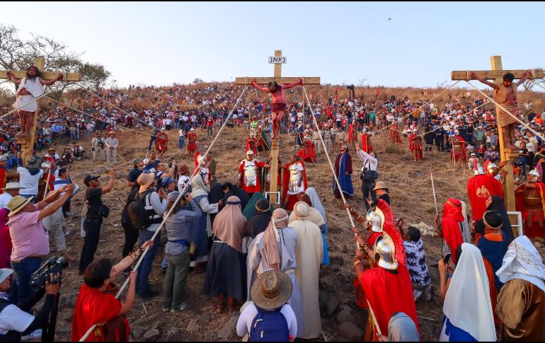 La multitud reunida en la Plaza Principal de San Martín de las Flores mostraba su tristeza, indignación, coraje, impotencia y pesar por la muerte de Jesús. EL INFORMADOR / H. FIGUEROA