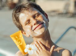 El uso del bloqueador solar puede reducir el riesgo de desarrollar enfermedades de la piel y disfrutar unas vacaciones sin molestias. ESPECIAL / CANVA