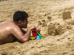 Un hombre en Acapulco disfrutando de sus vacaciones en Semana Santa. EFE / David Guzmán
