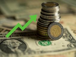 El peso mexicano tocó por momentos del jueves las 19.65 unidades por dólar y despidió el viernes en 19.72 en negociaciones internacionales. ESPECIAL / CANVA