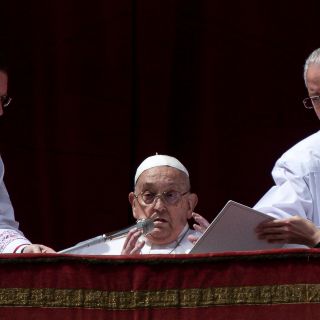 El papa Francisco reaparece para el Urbi et Orbi y condena "la carrera de rearme"