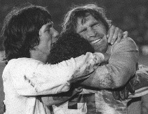 Hugo Gatti (derecha), Ernesto Mastrangelo (centro) y Daniel Pavón, jugadores de Boca Juniors, celebran tras la tanda de penales en la final de la Copa Libertadores, el 14 de septiembre de 1977 en Montevideo. AP/ ARCHIVO.