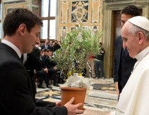 En ese instante, el líder espiritual de millones y una estrella del futbol se reconocieron como parte de una misma historia, la del país que los vio nacer, Argentina. AFP/ARCHIVO