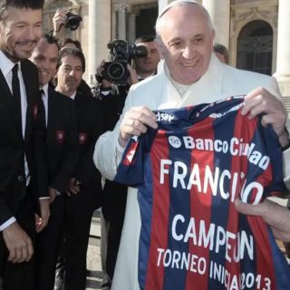 Francisco, el Papa que llevó su pasión futbolera hasta el Vaticano