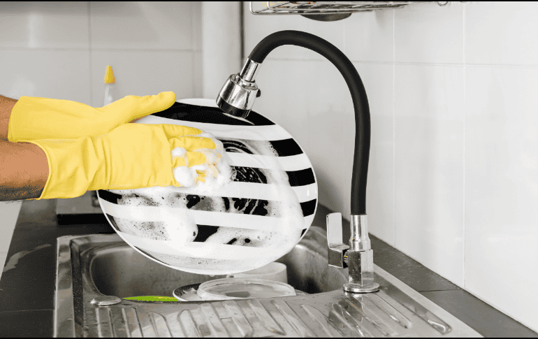 La OMS pide tener especial cuidado con los trastes que entran en contacto directo con los alimentos. ESPECIAL