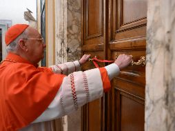 Las puertas del apartamento fueron cerradas con una cinta roja y lacradas con un sello del mismo color, en cumplimiento del protocolo tradicional tras el fallecimiento de un pontífice. EFE / S. Risoluti