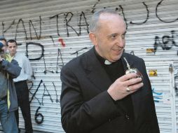 El entonces cardenal Jorge Mario Bergoglio en 2013, recorriendo las calles de Buenos Aires.. AP/L. Thieberger