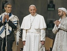 Diálogo interreligioso. El Papa Francisco en conferencia con el rabino Elliot J. Cosgrove (izquierda), y el imán Khalid Latif durante un encuentro en 2015. AFP/J. Lee-Pool