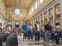Los fieles comienzan a llegar a la Santa Sede para despedir al Papa Francisco. EFE