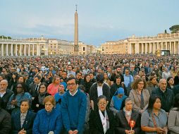 Al romper con las formalidades del pasado y marcar un liderazgo alejado de los lujos que durante siglos habían acompañado al trono de San Pedro, Francisco fue admirado por miles. AFP