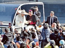 Francisco fue recibido con júbilo por los mexicanos, a quienes pidió valorar su riqueza cultural, que “no siempre es fácil de encontrar”. AFP
