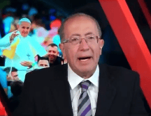 Se puede apreciar cómo con la voz entre cortada y al borde del llanto, el comunicador dio a conocer este lunes, el fallecimiento del Pontífice. ESPECIAL