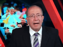 Se puede apreciar cómo con la voz entre cortada y al borde del llanto, el comunicador dio a conocer este lunes, el fallecimiento del Pontífice. ESPECIAL
