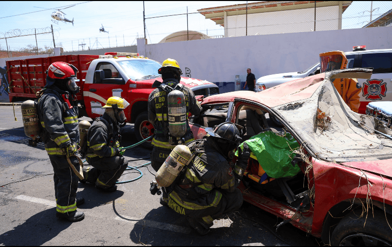 En el sitio se simuló el choque entre un camión que transportaba cilindros contra un vehículo tipo sedan. EL INFORMADOR/H. FIGUEROA