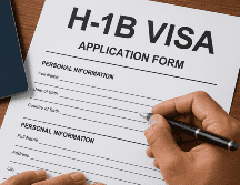 La idea de una visa H-1B es que permite a los empleadores contratar desde el extranjero. DALL-E