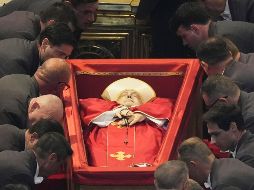 El cuerpo del papa Francisco es colocado en la basílica de San Pedro en el Vaticano. AP/A. Medichini