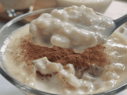 En México, la preparación de este postre, además de los ingredientes explícitos, suele incluir canela, extracto de vainilla, leche evaporada, leche condensada o azúcar. ESPECIAL/YouTube @La Cocina de Loli Dominguez